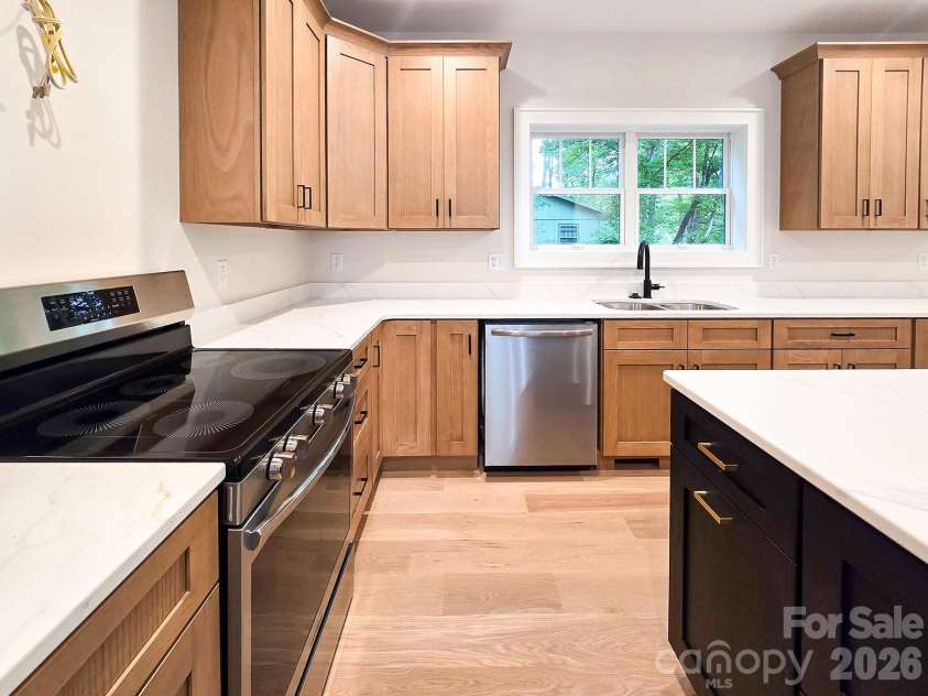 505 Oconeechee Avenue, Black Mountain, NC 28711.  MLS# CAR4399162, YatesRealty ID 42987. Kitchen