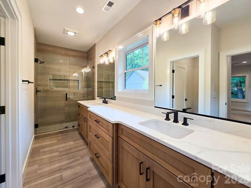 505 Oconeechee Avenue, Black Mountain, NC 28711.  MLS# CAR4399162, YatesRealty ID 42987. Primary Bath