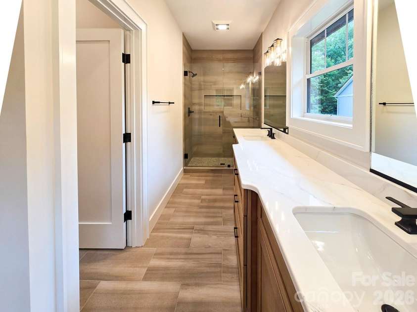 505 Oconeechee Avenue, Black Mountain, NC 28711.  MLS# CAR4399162, YatesRealty ID 42987. Primary Bath