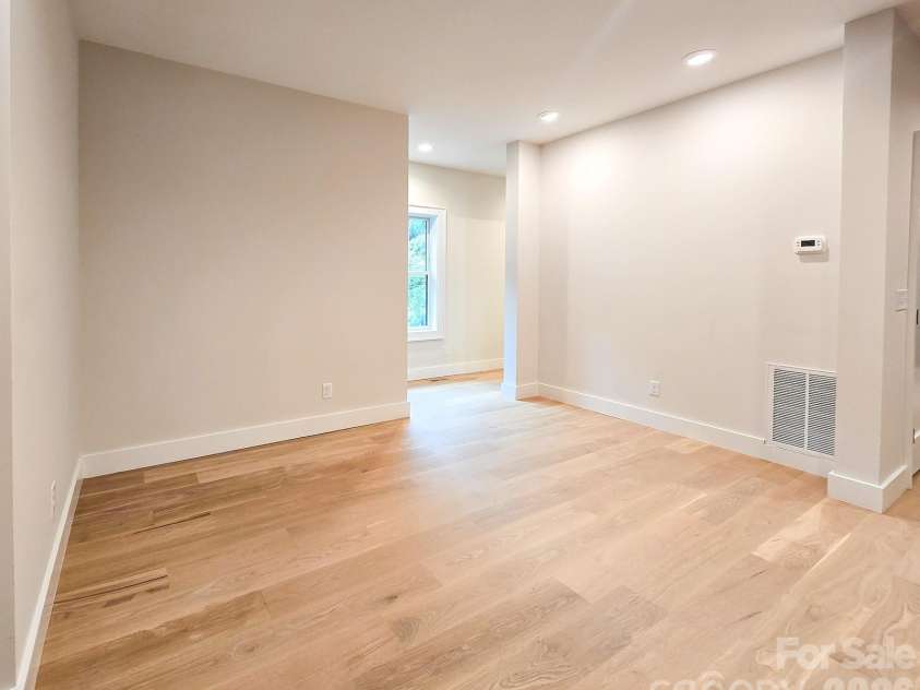 505 Oconeechee Avenue, Black Mountain, NC 28711.  MLS# CAR4399162, YatesRealty ID 42987. Reading area