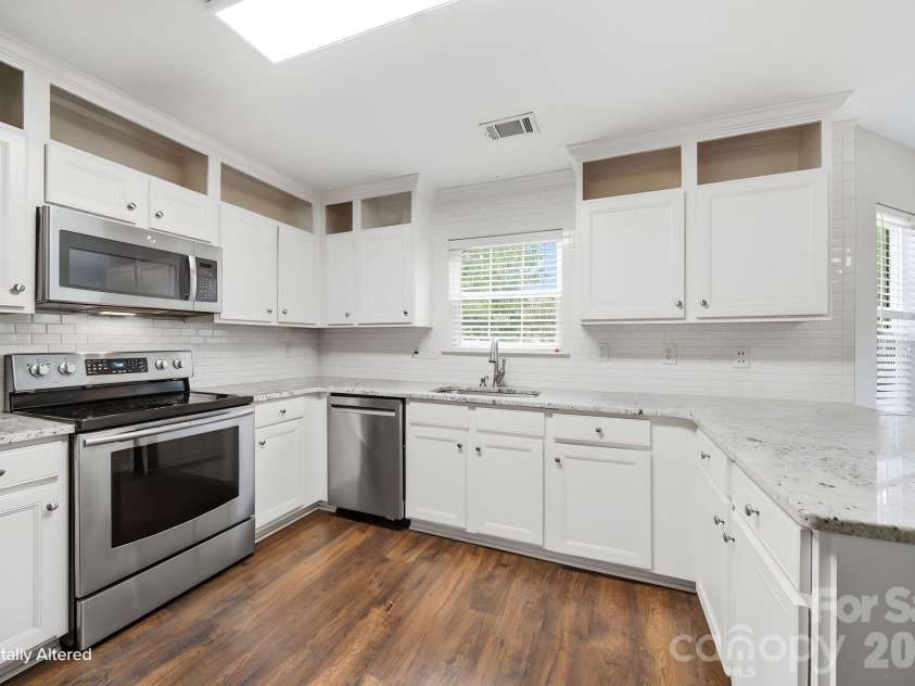 19126 Kanawha Drive, Cornelius, NC 28031.  MLS# CAR4412114, YatesRealty ID 42993. 