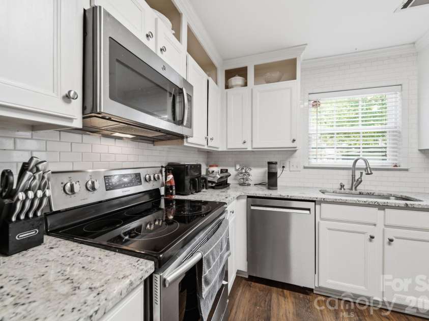 19126 Kanawha Drive, Cornelius, NC 28031.  MLS# CAR4412114, YatesRealty ID 42993. 