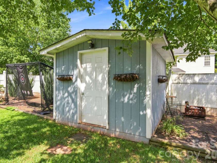 19126 Kanawha Drive, Cornelius, NC 28031.  MLS# CAR4412114, YatesRealty ID 42993. 
