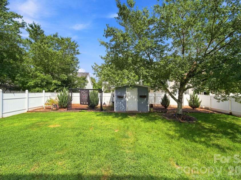 19126 Kanawha Drive, Cornelius, NC 28031.  MLS# CAR4412114, YatesRealty ID 42993. 