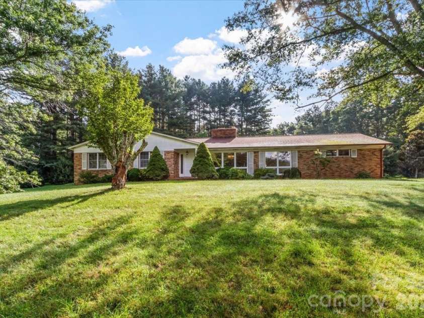 235 Rolling Ridge Loop, Burnsville, NC 28714.  MLS# CAR4408008, YatesRealty ID 42994. 
