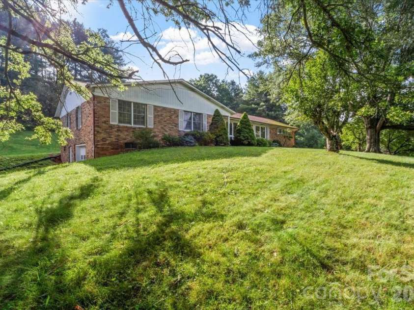 235 Rolling Ridge Loop, Burnsville, NC 28714.  MLS# CAR4408008, YatesRealty ID 42994. 