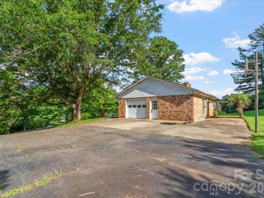 235 Rolling Ridge Loop, Burnsville, NC 28714.  MLS# CAR4408008, YatesRealty ID 42994. 