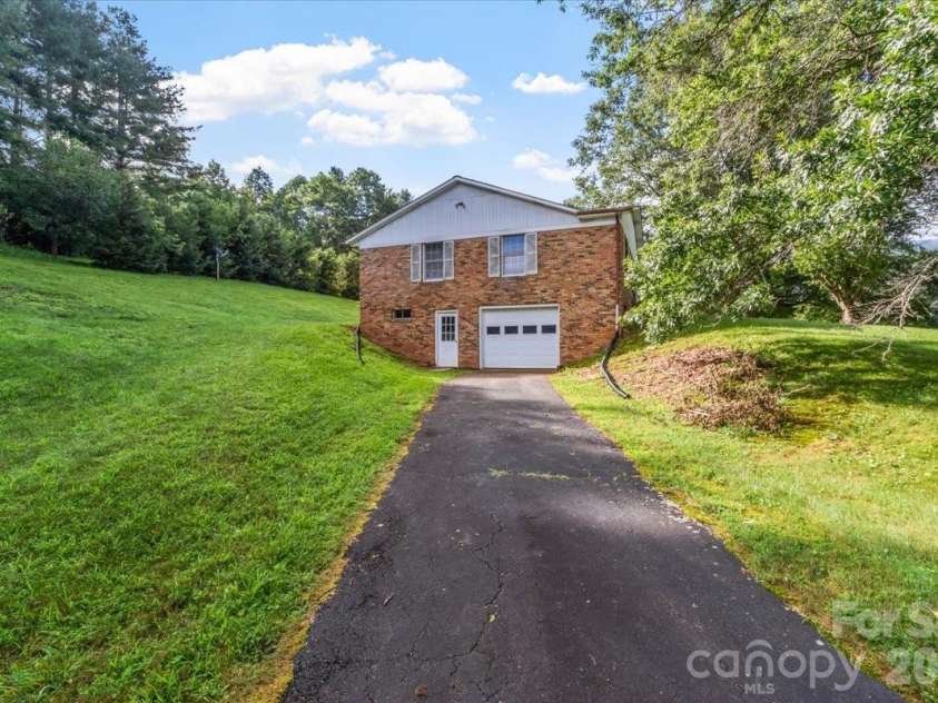235 Rolling Ridge Loop, Burnsville, NC 28714.  MLS# CAR4408008, YatesRealty ID 42994. 