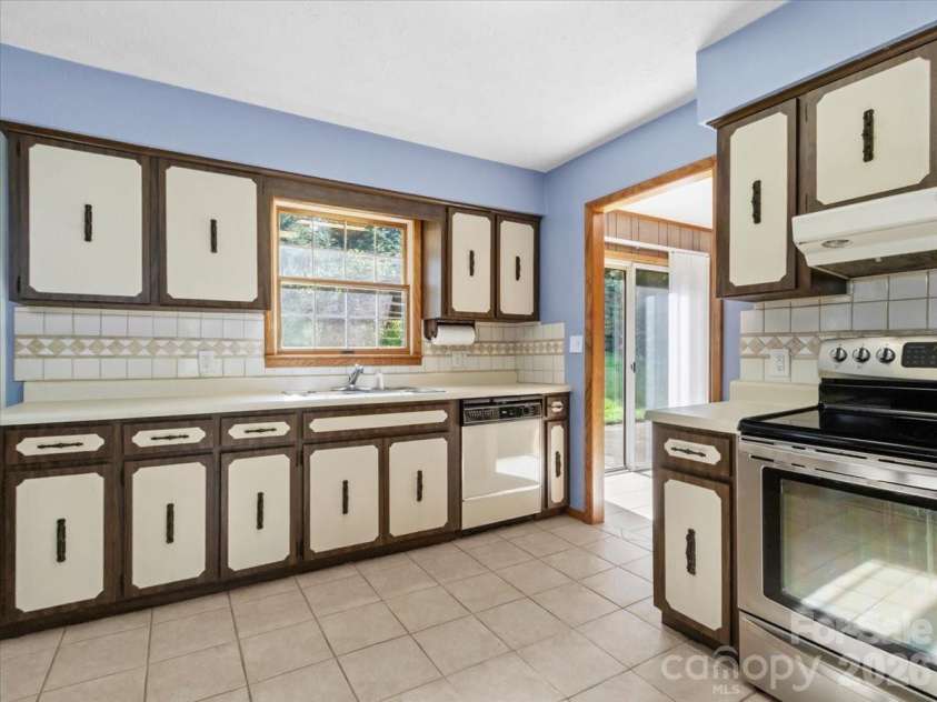 235 Rolling Ridge Loop, Burnsville, NC 28714.  MLS# CAR4408008, YatesRealty ID 42994. 