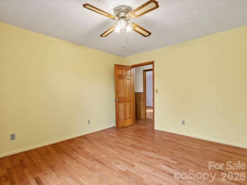 235 Rolling Ridge Loop, Burnsville, NC 28714.  MLS# CAR4408008, YatesRealty ID 42994. 