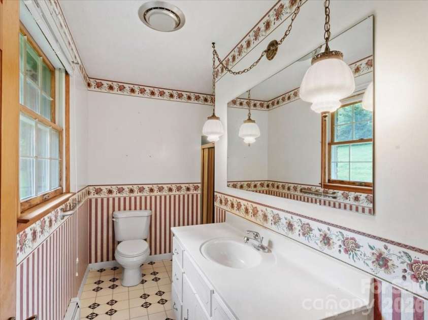 235 Rolling Ridge Loop, Burnsville, NC 28714.  MLS# CAR4408008, YatesRealty ID 42994. 