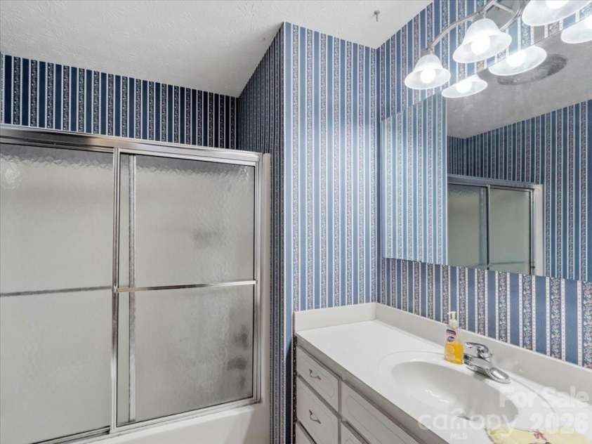 235 Rolling Ridge Loop, Burnsville, NC 28714.  MLS# CAR4408008, YatesRealty ID 42994. 