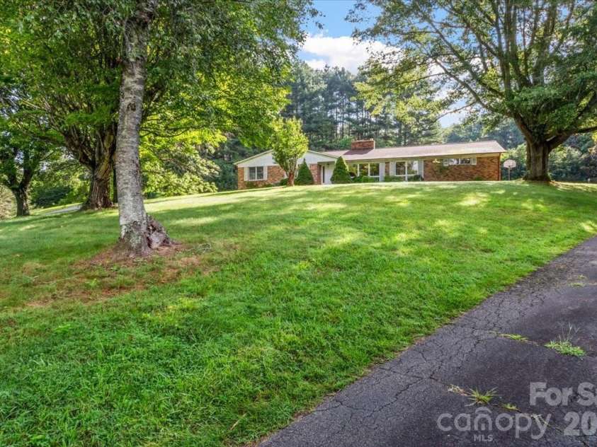 235 Rolling Ridge Loop, Burnsville, NC 28714.  MLS# CAR4408008, YatesRealty ID 42994. 