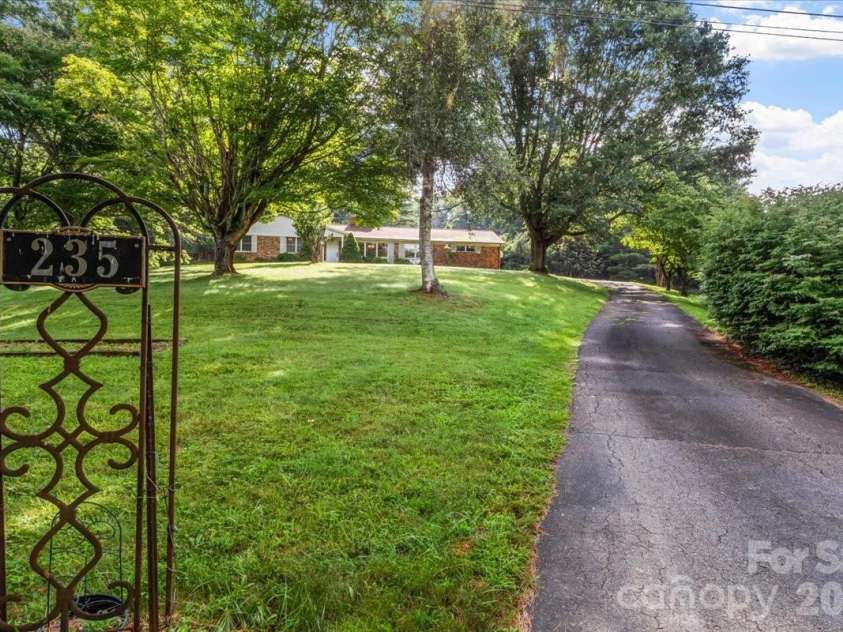 235 Rolling Ridge Loop, Burnsville, NC 28714.  MLS# CAR4408008, YatesRealty ID 42994. 
