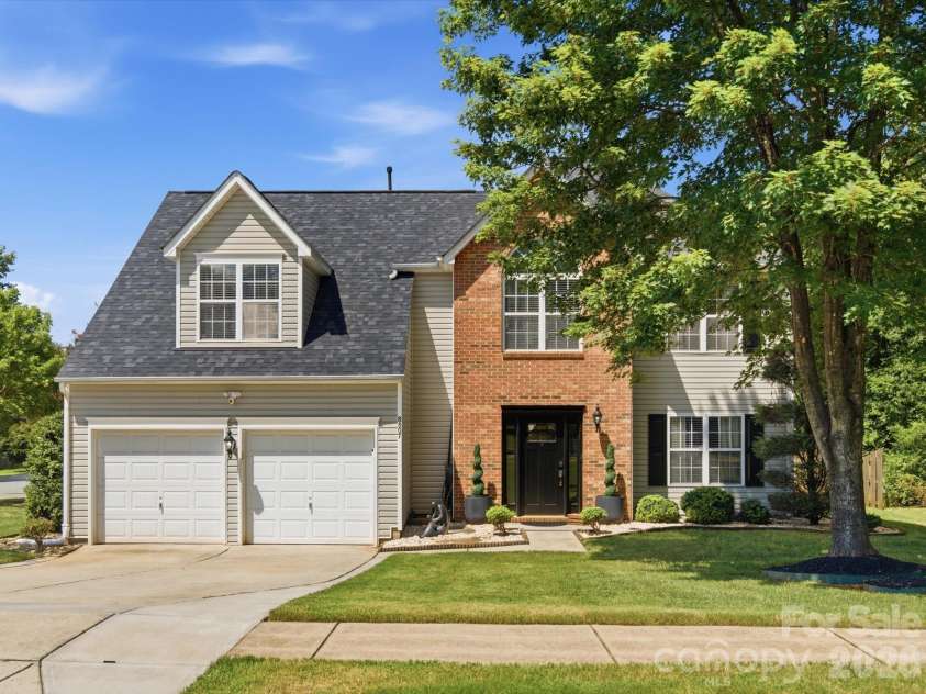 8807 Royal Bluff Drive, Charlotte, NC 28269.  MLS# CAR4411942, YatesRealty ID 42995. 8807 Royal Oak