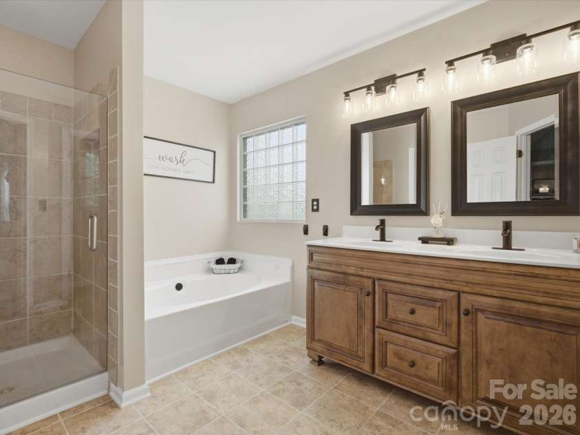 8807 Royal Bluff Drive, Charlotte, NC 28269.  MLS# CAR4411942, YatesRealty ID 42995. Primary Bath
