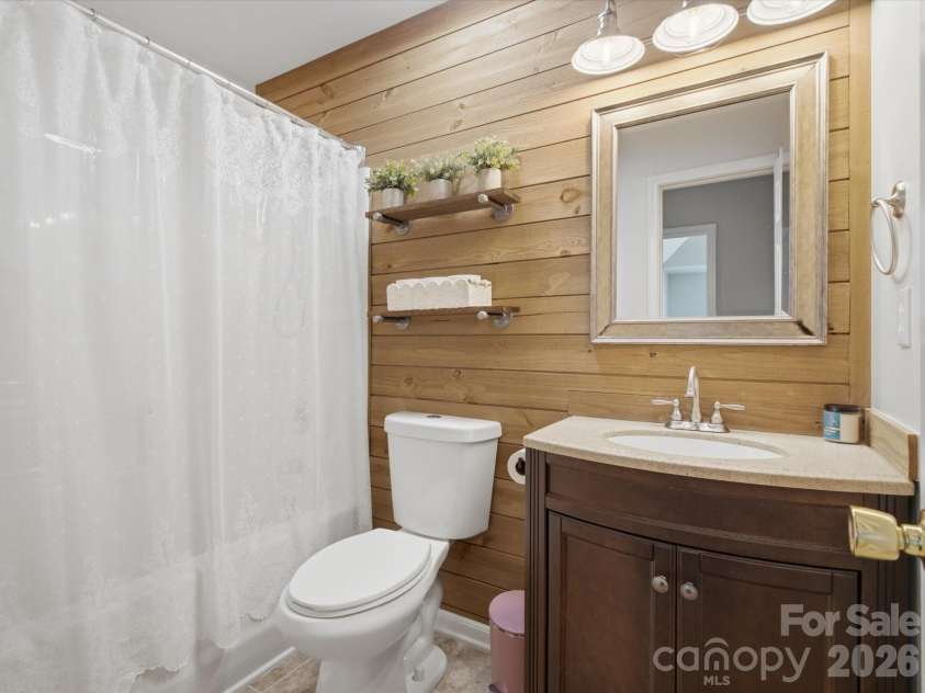 8807 Royal Bluff Drive, Charlotte, NC 28269.  MLS# CAR4411942, YatesRealty ID 42995. Secondary Full Bath