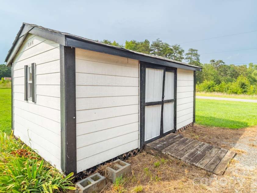 102 Jenny Drive, Shelby, NC 28152.  MLS# CAR4410577, YatesRealty ID 42997. 