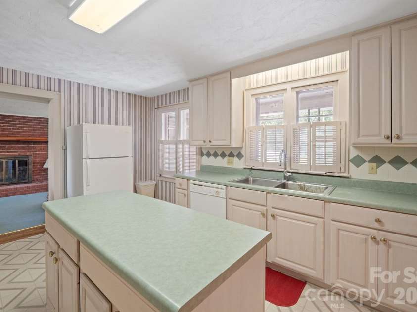 17 Murray Street, Maiden, NC 28650.  MLS# CAR4410850, YatesRealty ID 42998. 