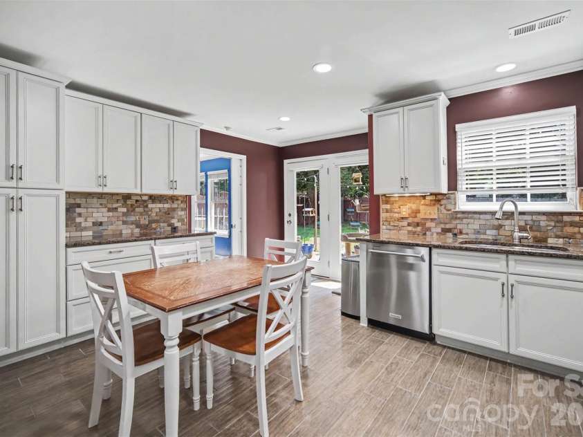 138 Nahcotta Drive, Mooresville, NC 28115.  MLS# CAR4407594, YatesRealty ID 43003. Kitchen