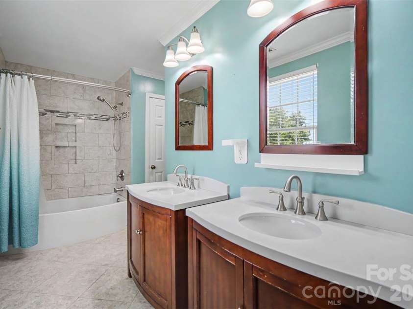 138 Nahcotta Drive, Mooresville, NC 28115.  MLS# CAR4407594, YatesRealty ID 43003. Primary Bathroom