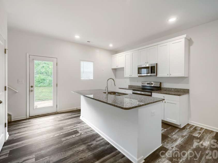 244 Valleybrook Lane, Troutman, NC 28166.  MLS# CAR4411289, YatesRealty ID 43004. Kitche