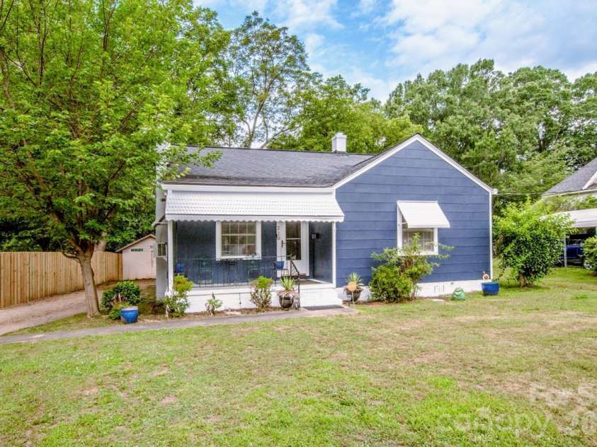229 Mcneely Avenue, Mooresville, NC 28115.  MLS# CAR4394680, YatesRealty ID 43007. Large front yard