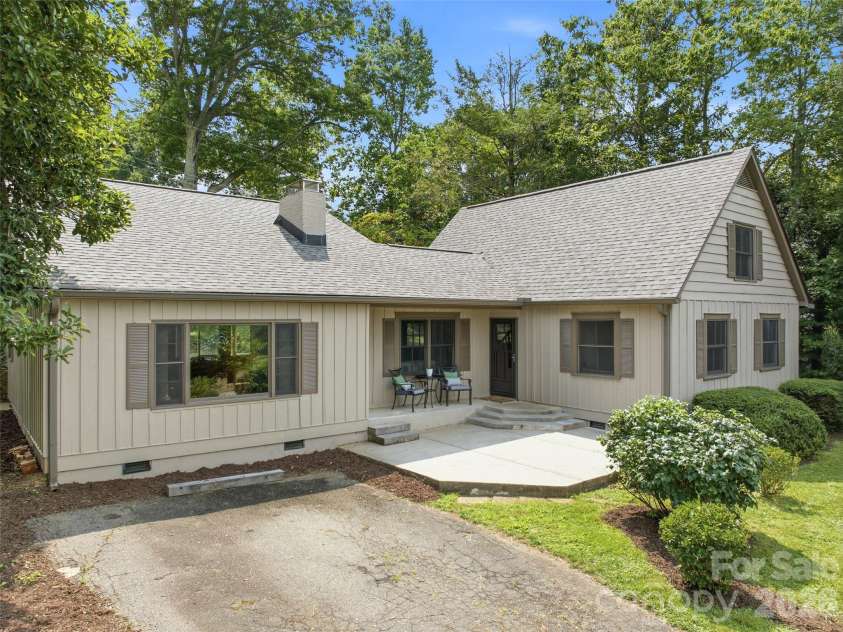 279 Longview Drive, Waynesville, NC 28786.  MLS# CAR4409921, YatesRealty ID 43009. 
