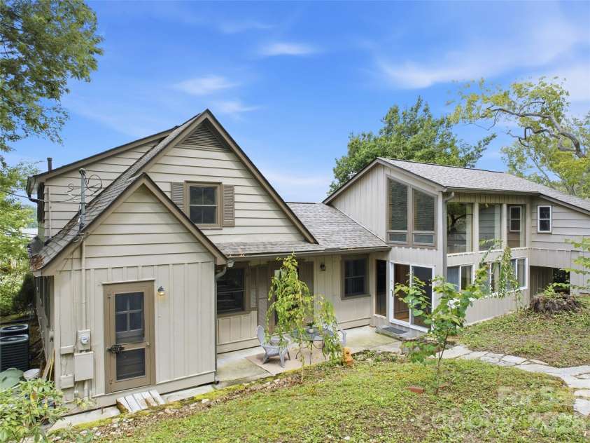 279 Longview Drive, Waynesville, NC 28786.  MLS# CAR4409921, YatesRealty ID 43009. 