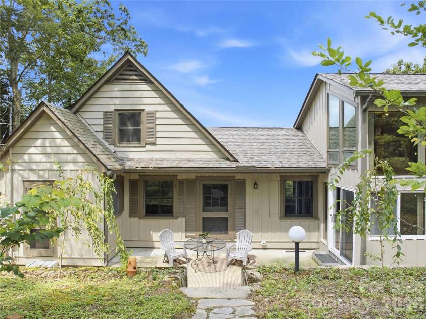 279 Longview Drive, Waynesville, NC 28786.  MLS# CAR4409921, YatesRealty ID 43009. 