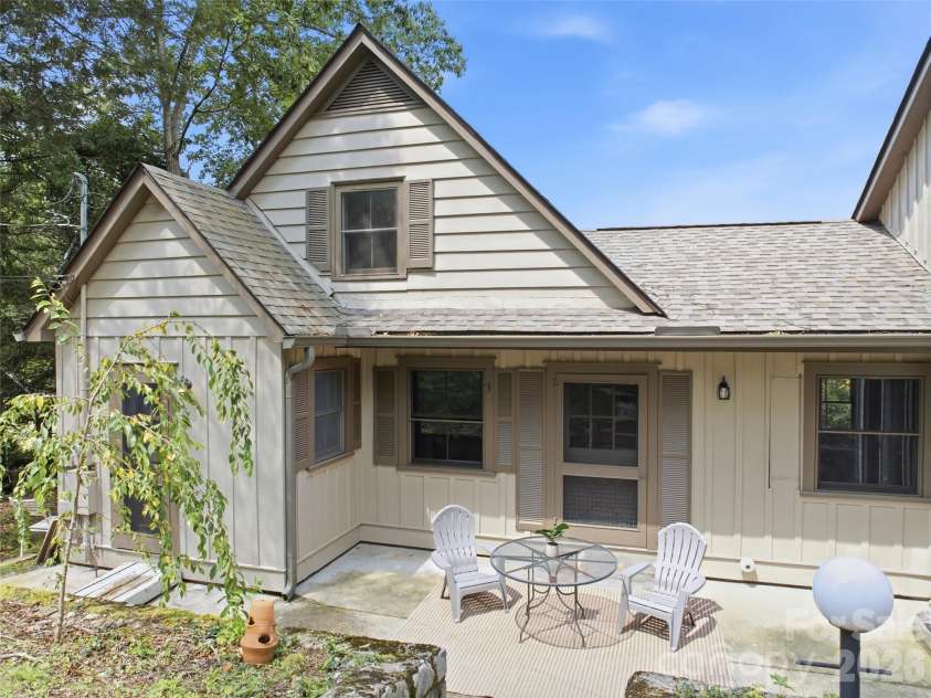 279 Longview Drive, Waynesville, NC 28786.  MLS# CAR4409921, YatesRealty ID 43009. 