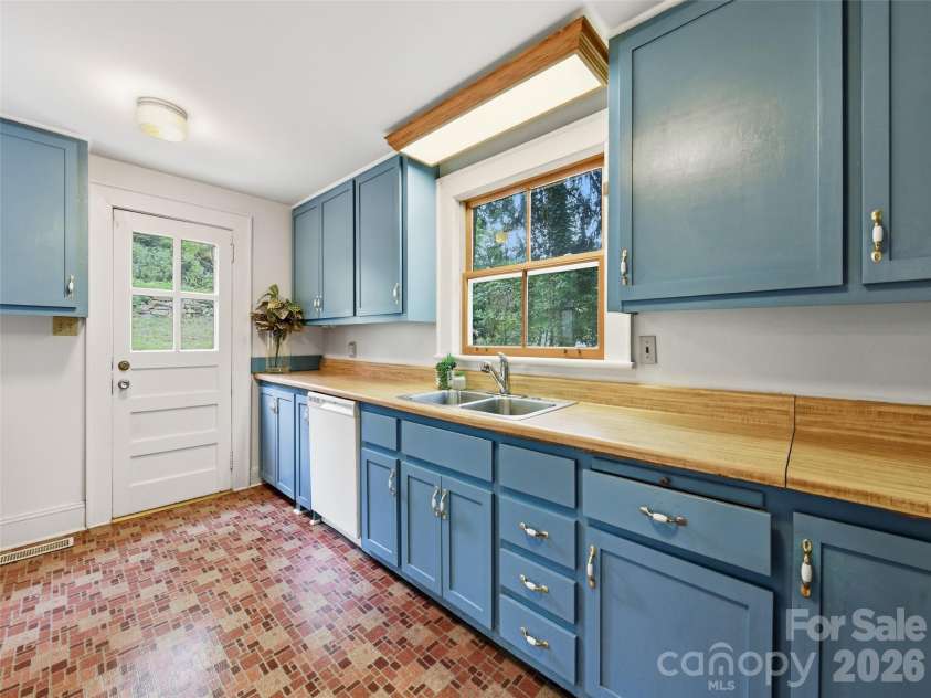 279 Longview Drive, Waynesville, NC 28786.  MLS# CAR4409921, YatesRealty ID 43009. 