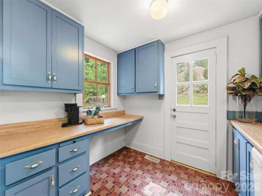 279 Longview Drive, Waynesville, NC 28786.  MLS# CAR4409921, YatesRealty ID 43009. 