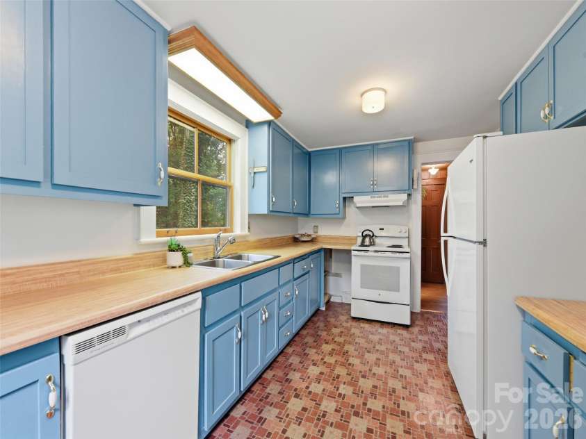 279 Longview Drive, Waynesville, NC 28786.  MLS# CAR4409921, YatesRealty ID 43009. 