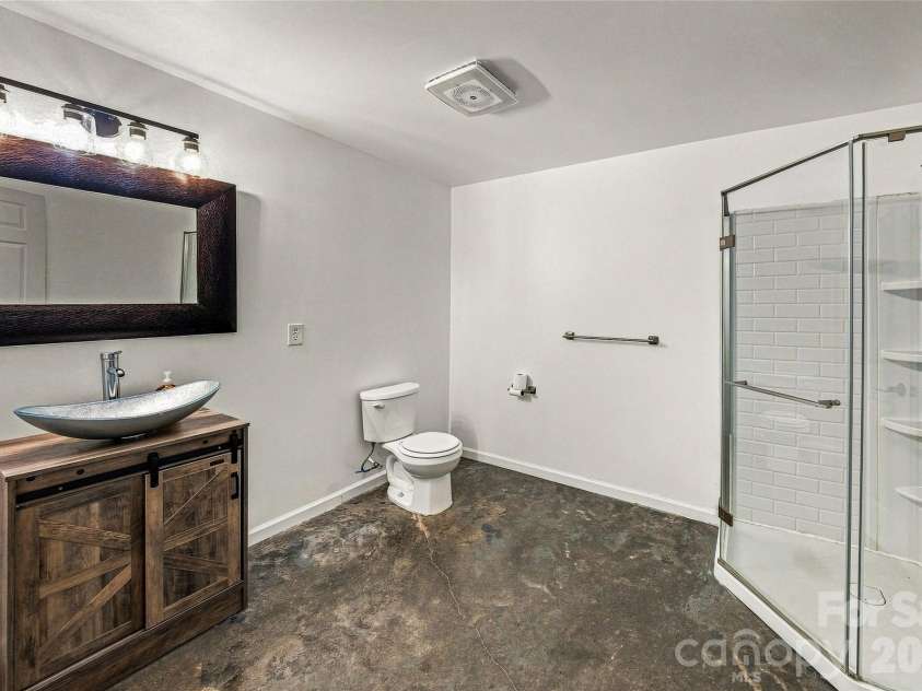 90 Ashley Woods Drive, Arden, NC 28704.  MLS# CAR4392883, YatesRealty ID 43011. Terrace Level - lower bath