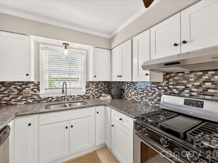 1700 Roxborough Road, Charlotte, NC 28211.  MLS# CAR4405926, YatesRealty ID 43013. 
