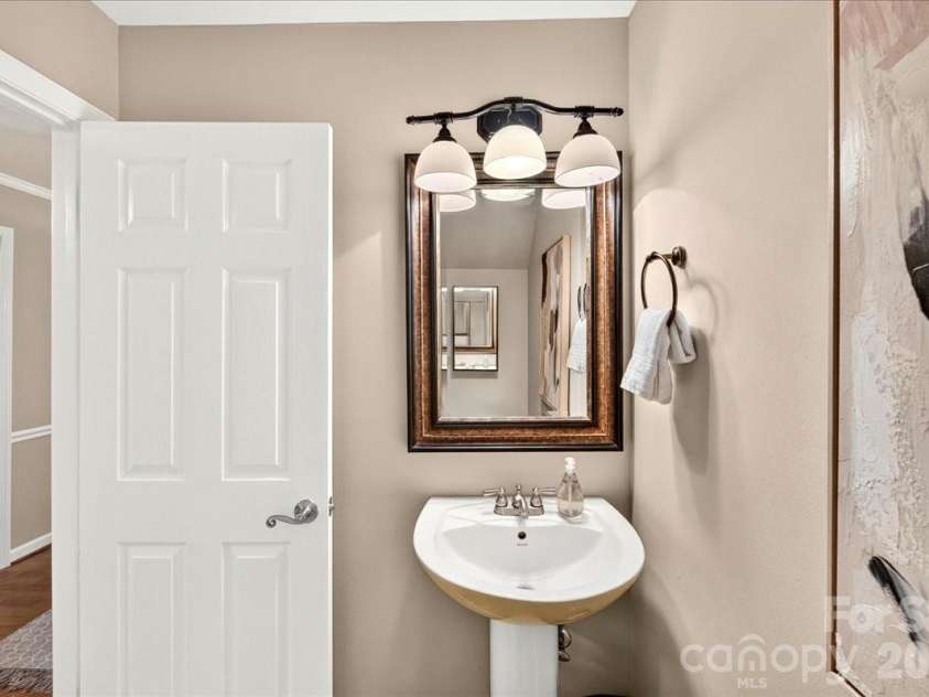 1700 Roxborough Road, Charlotte, NC 28211.  MLS# CAR4405926, YatesRealty ID 43013. 