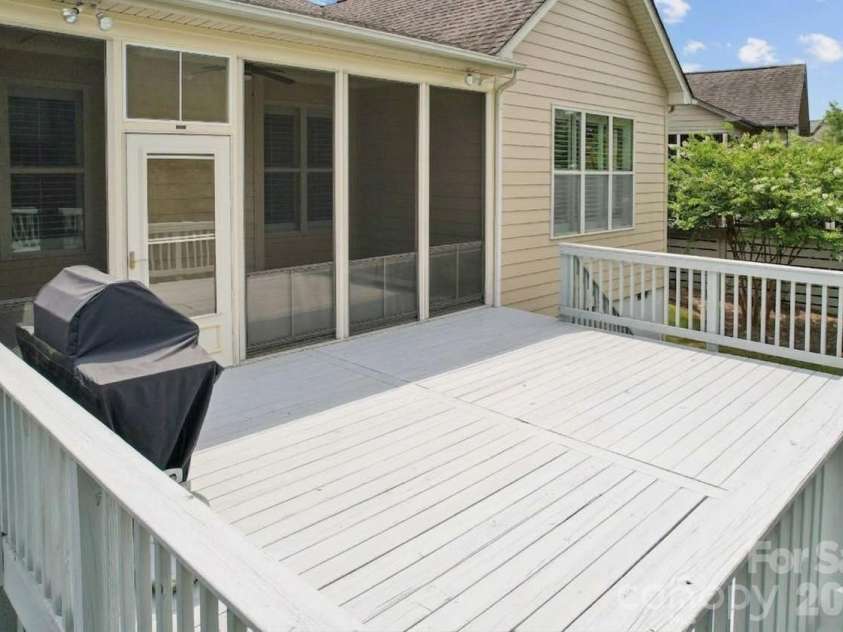 16826 Coves Edge Lane, Charlotte, NC 28278.  MLS# CAR4410840, YatesRealty ID 43017. 