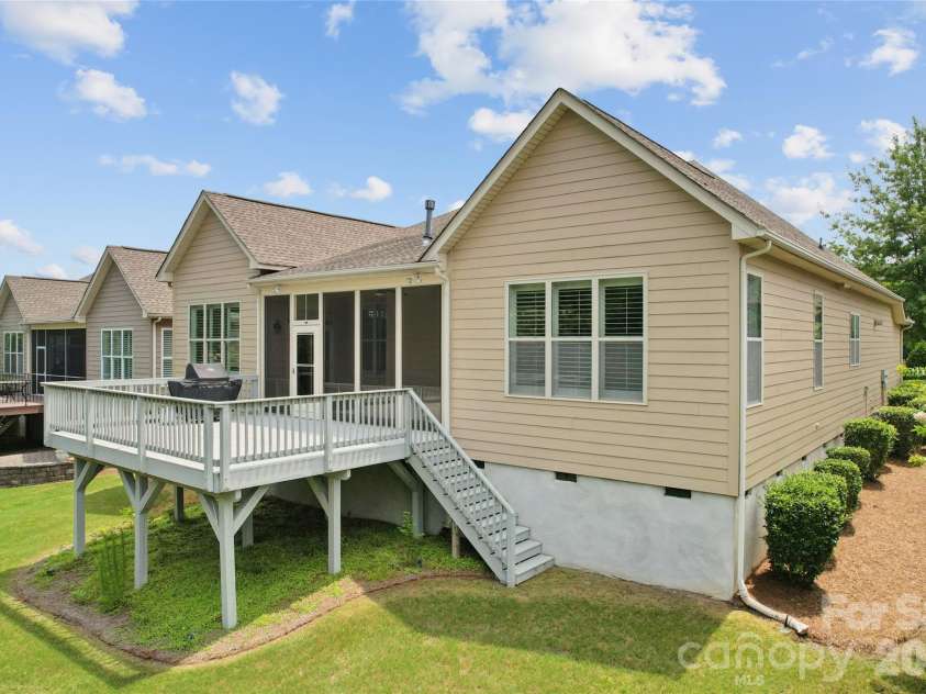 16826 Coves Edge Lane, Charlotte, NC 28278.  MLS# CAR4410840, YatesRealty ID 43017. 