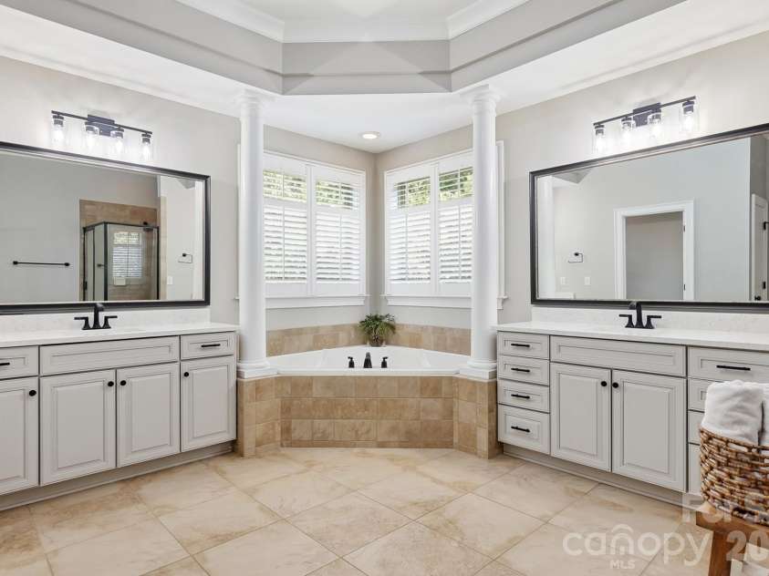16601 Doves Canyon Lane, Charlotte, NC 28278.  MLS# CAR4389644, YatesRealty ID 43019. 