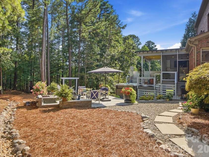 16601 Doves Canyon Lane, Charlotte, NC 28278.  MLS# CAR4389644, YatesRealty ID 43019. 