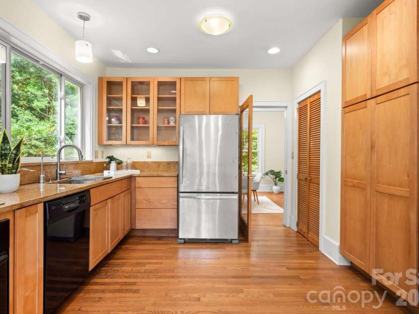 108 Lakewood Drive, Asheville, NC 28803.  MLS# CAR4157016, YatesRealty ID 4302. 