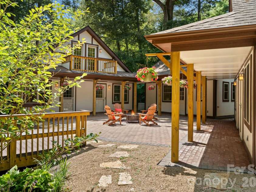 108 Lakewood Drive, Asheville, NC 28803.  MLS# CAR4157016, YatesRealty ID 4302. Cottages