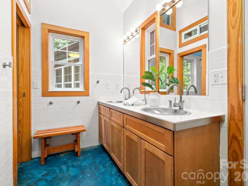 108 Lakewood Drive, Asheville, NC 28803.  MLS# CAR4183083, YatesRealty ID 4302. 