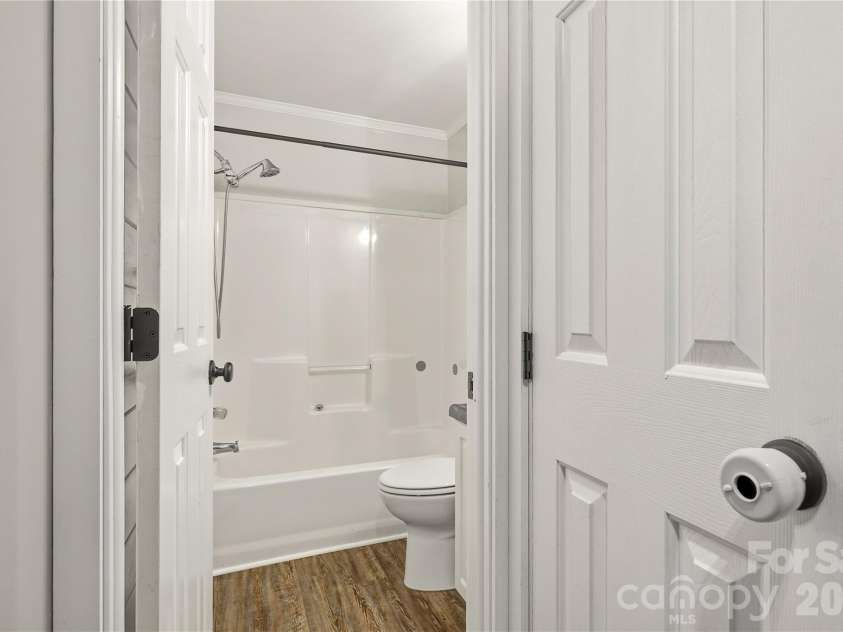 3555 Lake Bluff Drive, Sherrills Ford, NC 28673.  MLS# CAR4405905, YatesRealty ID 43024. Second full bath