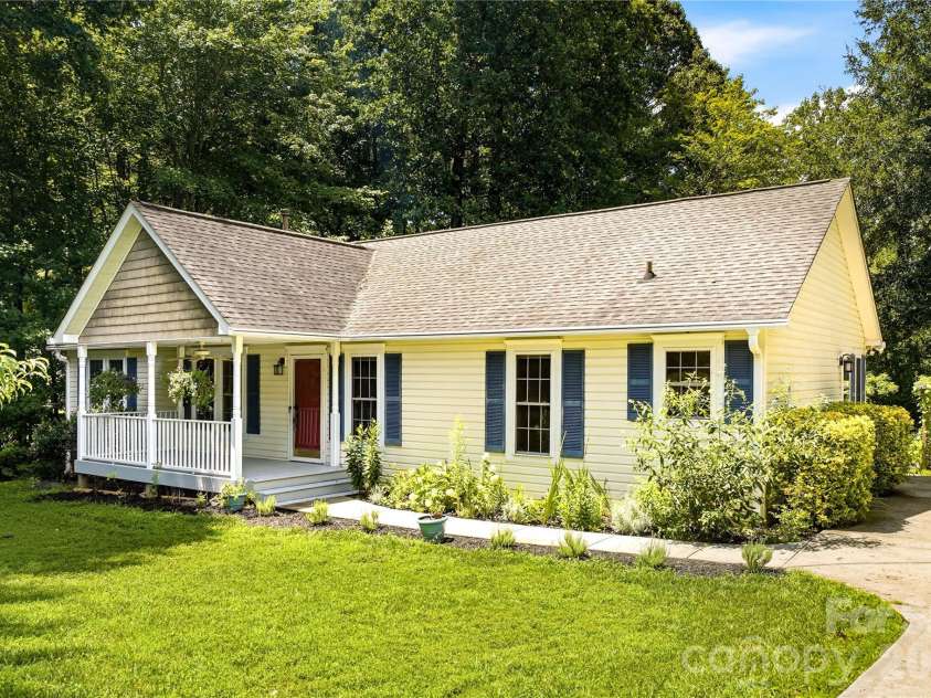 3555 Lake Bluff Drive, Sherrills Ford, NC 28673.  MLS# CAR4405905, YatesRealty ID 43024. Side and front entry for convenience