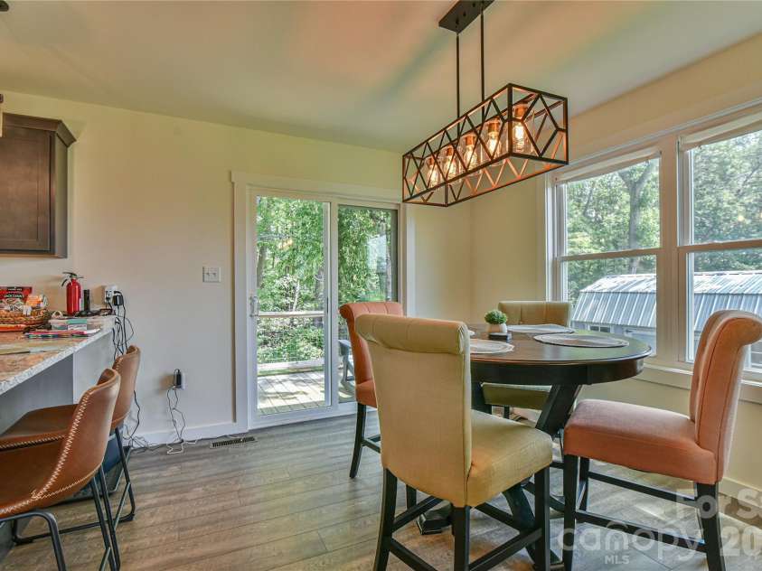 33 Ben Lippen Road, Asheville, NC 28806.  MLS# CAR4409577, YatesRealty ID 43027. Dining area