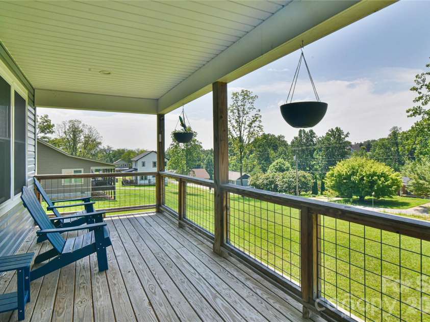 33 Ben Lippen Road, Asheville, NC 28806.  MLS# CAR4409577, YatesRealty ID 43027. Front Porch