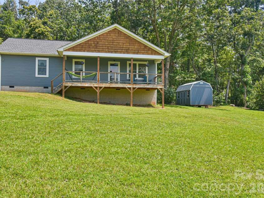 33 Ben Lippen Road, Asheville, NC 28806.  MLS# CAR4409577, YatesRealty ID 43027. Home with a large front yard