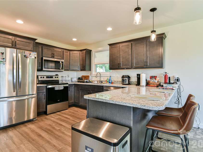 33 Ben Lippen Road, Asheville, NC 28806.  MLS# CAR4409577, YatesRealty ID 43027. Kithchen